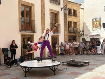 Exhibición del Circo Encantado en la plaza del Ayuntamiento de Xàbia