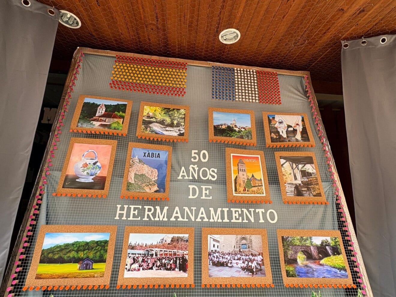 Panel expositivo de la muestra sobre el hermanamiento de Xàbia con Thiviers