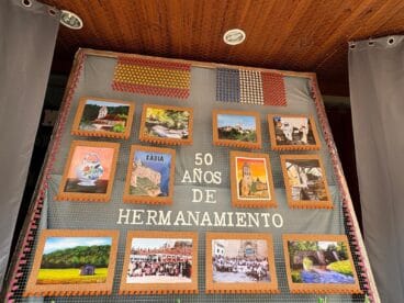 Panel expositivo de la muestra sobre el hermanamiento de Xàbia con Thiviers
