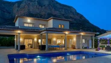 Fachada mediterránea con porche de entrada con carácter