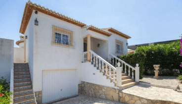 Fachada moderna y cuidada de la vivienda