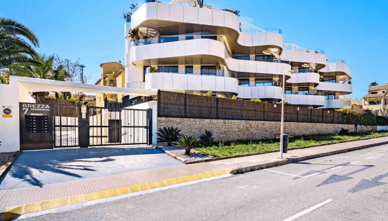 Fachada principal del edificio de reciente construcción