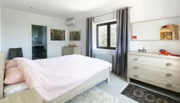 Habitación doble con mobiliario confortable