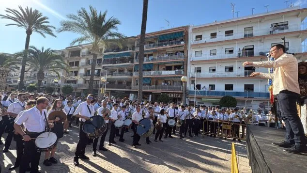 Imagen: Interpretación del Pasodoble Xàbia por una decena de bandas de música