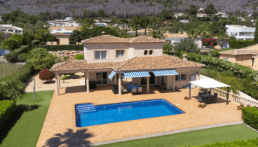 Jardín mediterráneo con zonas verdes y vegetación autóctona