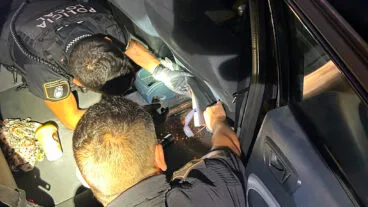 La Policía Local de Xàbia inspeccionando el vehículo que han retenido