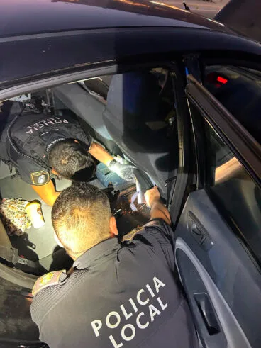 La Policía Local de Xàbia inspeccionando el vehículo retenido