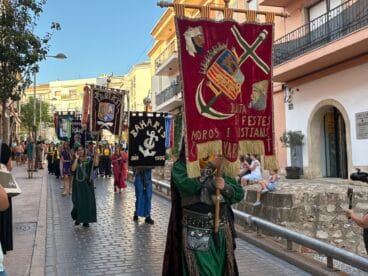 Los Moros y Cristianos de Xàbia visitan el centro histórico y ofrendan a Sant Jaume (1)