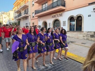 Los Moros y Cristianos de Xàbia visitan el centro histórico y ofrendan a Sant Jaume (10)
