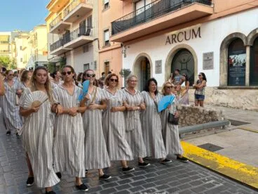 Los Moros y Cristianos de Xàbia visitan el centro histórico y ofrendan a Sant Jaume (11)