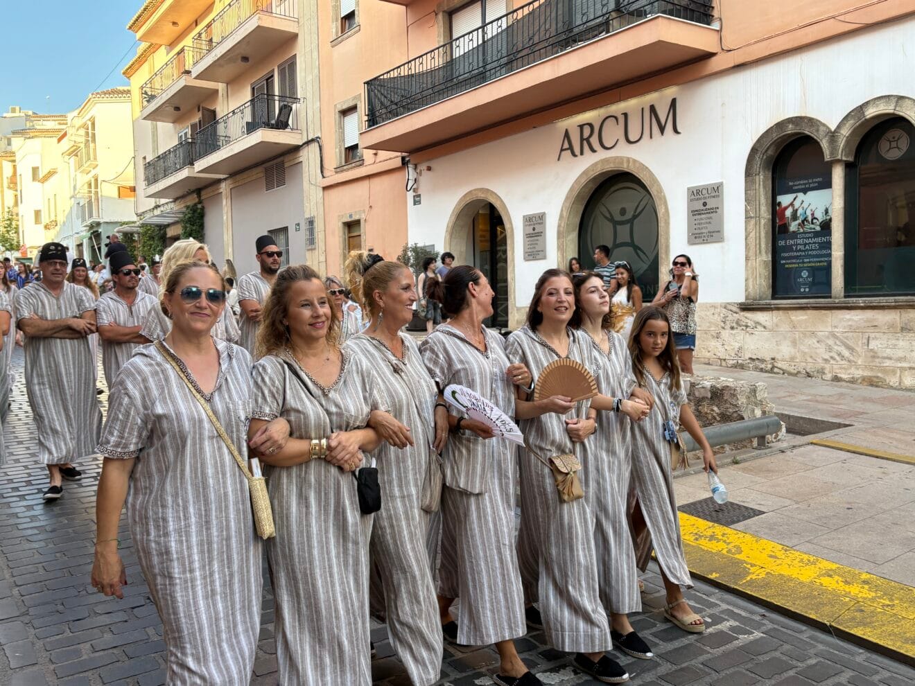 Los Moros y Cristianos de Xàbia visitan el centro histórico y ofrendan a Sant Jaume (12)