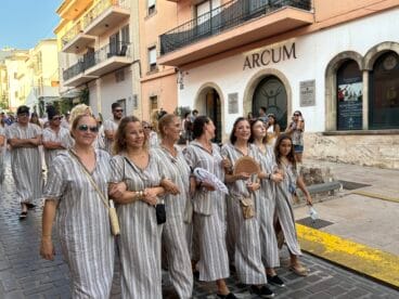 Los Moros y Cristianos de Xàbia visitan el centro histórico y ofrendan a Sant Jaume (12)