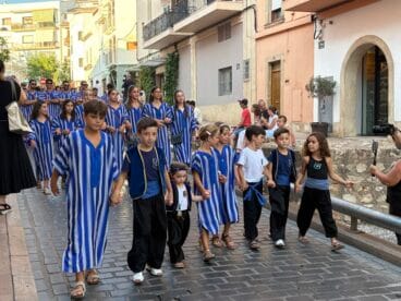 Los Moros y Cristianos de Xàbia visitan el centro histórico y ofrendan a Sant Jaume (13)