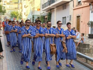 Los Moros y Cristianos de Xàbia visitan el centro histórico y ofrendan a Sant Jaume (14)