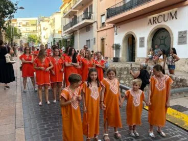 Los Moros y Cristianos de Xàbia visitan el centro histórico y ofrendan a Sant Jaume (15)