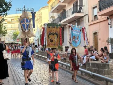 Los Moros y Cristianos de Xàbia visitan el centro histórico y ofrendan a Sant Jaume (16)
