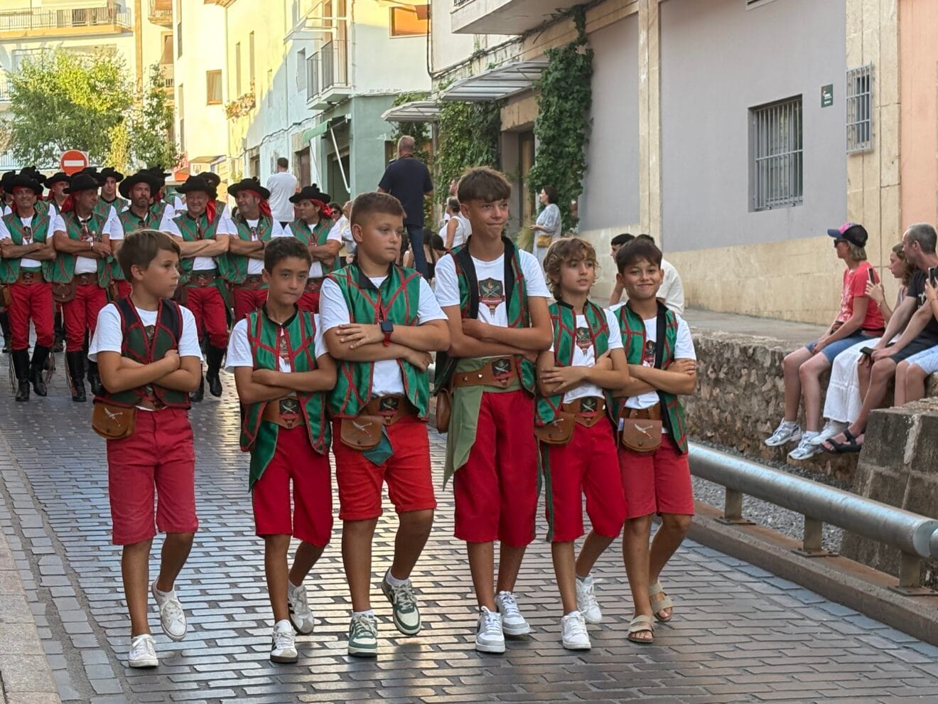 Los Moros y Cristianos de Xàbia visitan el centro histórico y ofrendan a Sant Jaume (18)