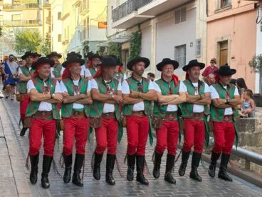 Los Moros y Cristianos de Xàbia visitan el centro histórico y ofrendan a Sant Jaume (19)