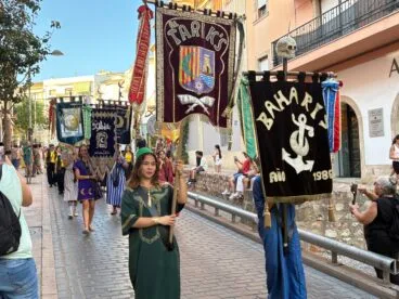 Los Moros y Cristianos de Xàbia visitan el centro histórico y ofrendan a Sant Jaume