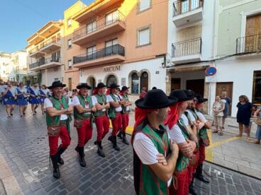 Los Moros y Cristianos de Xàbia visitan el centro histórico y ofrendan a Sant Jaume (20)