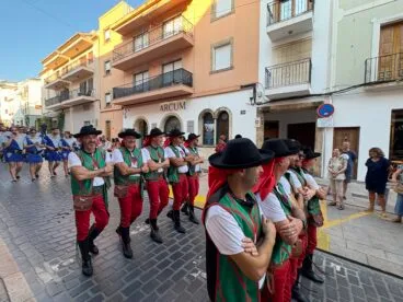 Los Moros y Cristianos de Xàbia visitan el centro histórico y ofrendan a Sant Jaume (20)