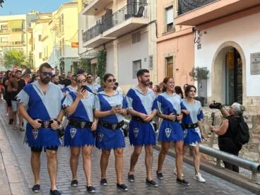 Los Moros y Cristianos de Xàbia visitan el centro histórico y ofrendan a Sant Jaume (21)