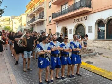 Los Moros y Cristianos de Xàbia visitan el centro histórico y ofrendan a Sant Jaume (22)