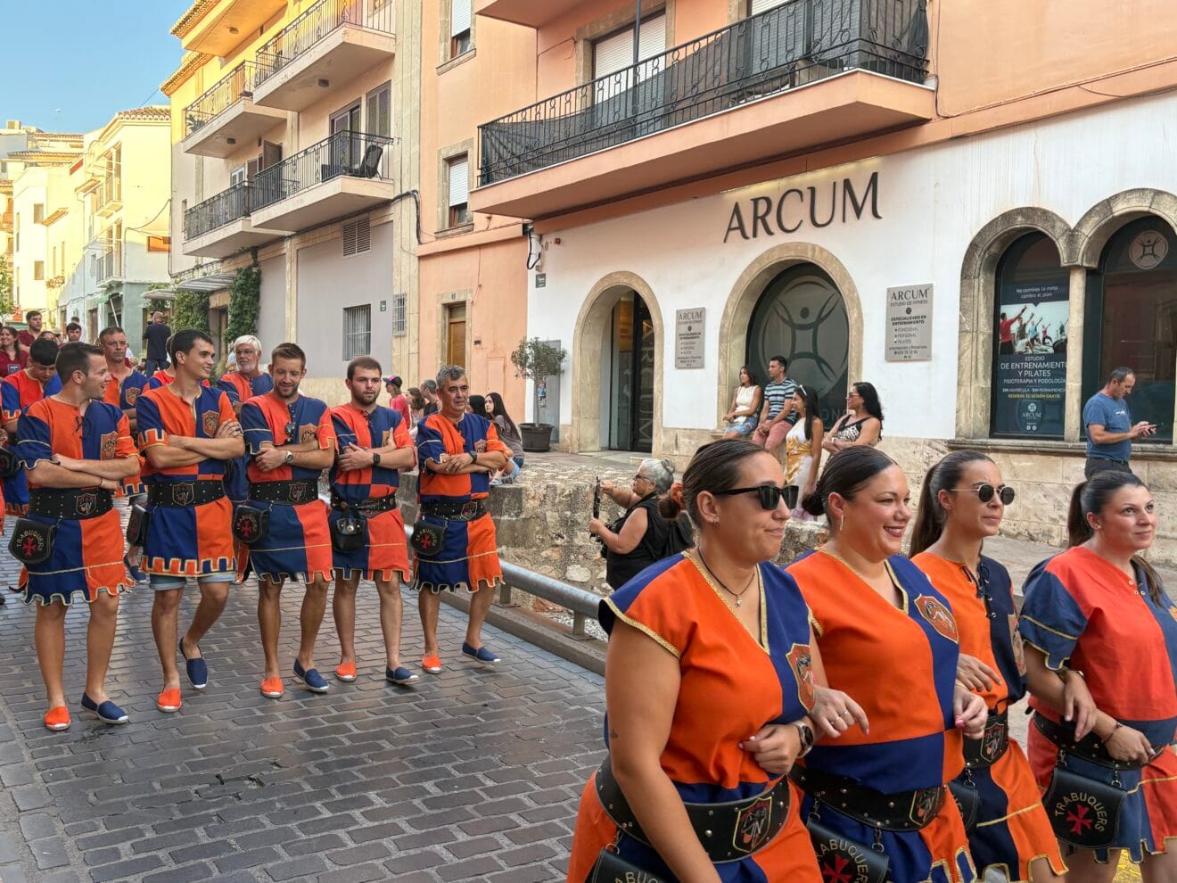 Los Moros y Cristianos de Xàbia visitan el centro histórico y ofrendan a Sant Jaume (23)