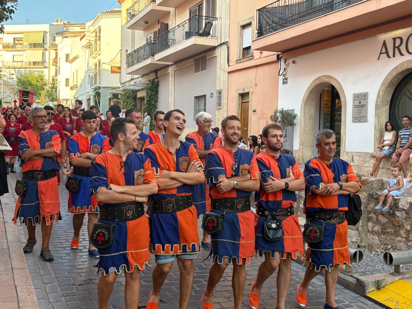 Los Moros y Cristianos de Xàbia visitan el centro histórico y ofrendan a Sant Jaume (24)