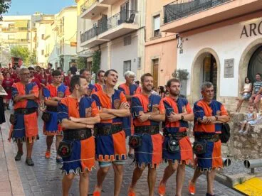 Los Moros y Cristianos de Xàbia visitan el centro histórico y ofrendan a Sant Jaume (24)