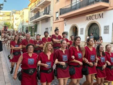 Los Moros y Cristianos de Xàbia visitan el centro histórico y ofrendan a Sant Jaume (25)