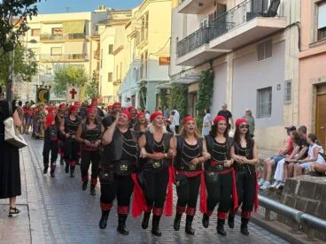 Los Moros y Cristianos de Xàbia visitan el centro histórico y ofrendan a Sant Jaume (27)