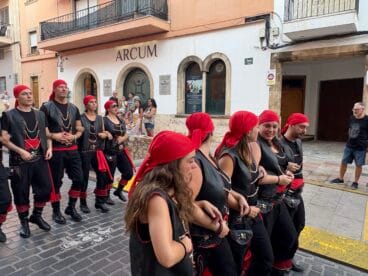 Los Moros y Cristianos de Xàbia visitan el centro histórico y ofrendan a Sant Jaume (28)