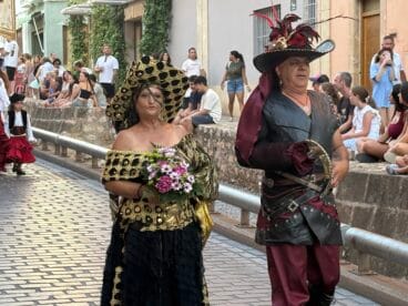 Los Moros y Cristianos de Xàbia visitan el centro histórico y ofrendan a Sant Jaume (29)