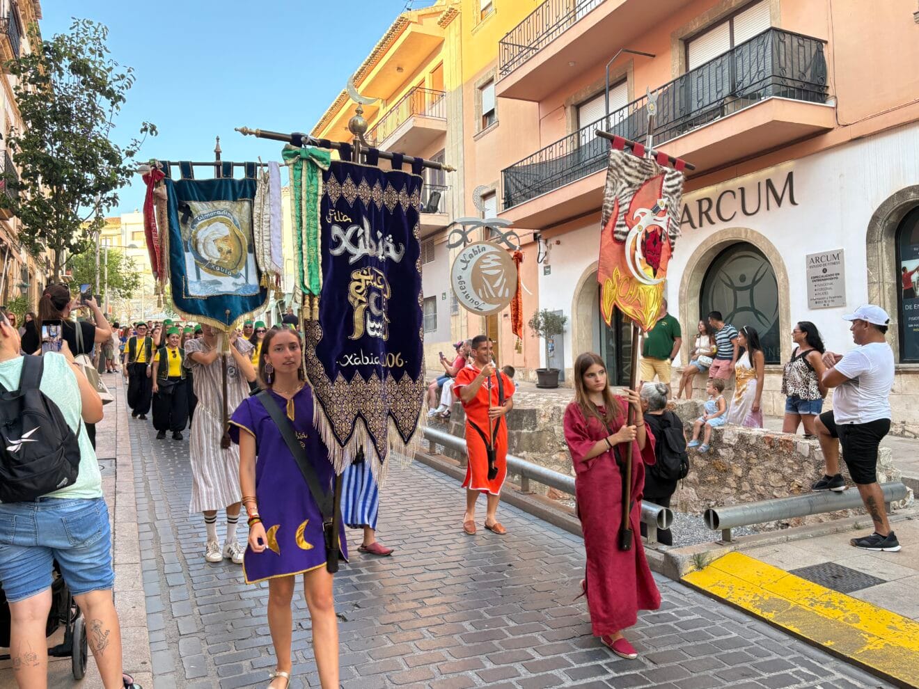 Los Moros y Cristianos de Xàbia visitan el centro histórico y ofrendan a Sant Jaume (3)