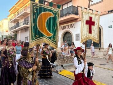 Los Moros y Cristianos de Xàbia visitan el centro histórico y ofrendan a Sant Jaume (30)