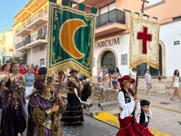 Los Moros y Cristianos de Xàbia visitan el centro histórico y ofrendan a Sant Jaume (30)
