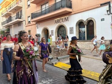 Los Moros y Cristianos de Xàbia visitan el centro histórico y ofrendan a Sant Jaume (31)