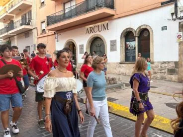Los Moros y Cristianos de Xàbia visitan el centro histórico y ofrendan a Sant Jaume (32)