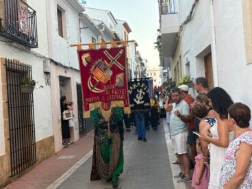 Los Moros y Cristianos de Xàbia visitan el centro histórico y ofrendan a Sant Jaume (33)