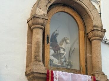 Los Moros y Cristianos de Xàbia visitan el centro histórico y ofrendan a Sant Jaume (34)