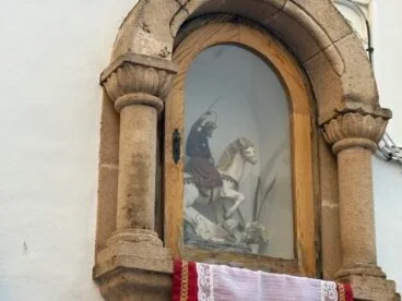 Los Moros y Cristianos de Xàbia visitan el centro histórico y ofrendan a Sant Jaume (34)