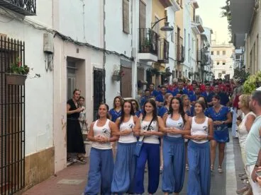 Los Moros y Cristianos de Xàbia visitan el centro histórico y ofrendan a Sant Jaume (35)