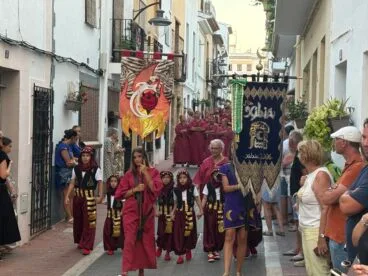 Los Moros y Cristianos de Xàbia visitan el centro histórico y ofrendan a Sant Jaume (36)