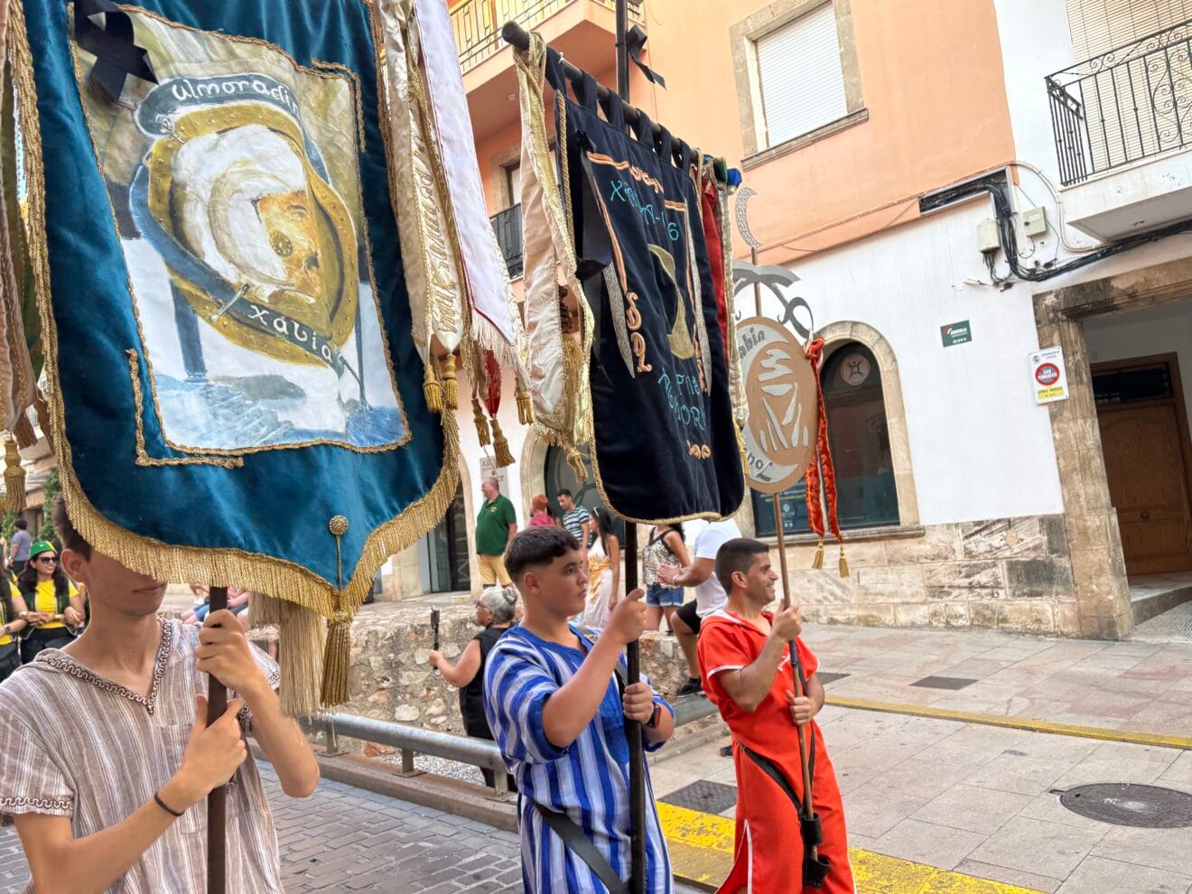Los Moros y Cristianos de Xàbia visitan el centro histórico y ofrendan a Sant Jaume (4)