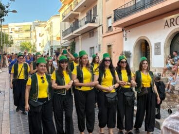 Los Moros y Cristianos de Xàbia visitan el centro histórico y ofrendan a Sant Jaume (5)