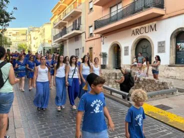 Los Moros y Cristianos de Xàbia visitan el centro histórico y ofrendan a Sant Jaume (6)