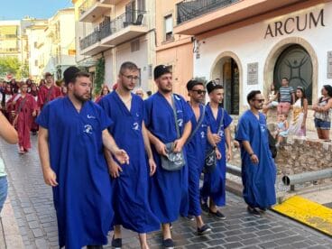 Los Moros y Cristianos de Xàbia visitan el centro histórico y ofrendan a Sant Jaume (7)