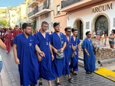 Los Moros y Cristianos de Xàbia visitan el centro histórico y ofrendan a Sant Jaume (7)