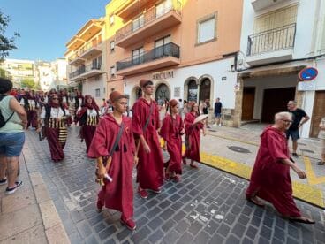 Los Moros y Cristianos de Xàbia visitan el centro histórico y ofrendan a Sant Jaume (8)